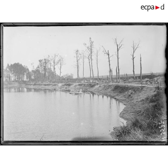 Le canal de la Somme à l'entrée de Feuillères. [légende d'origine]