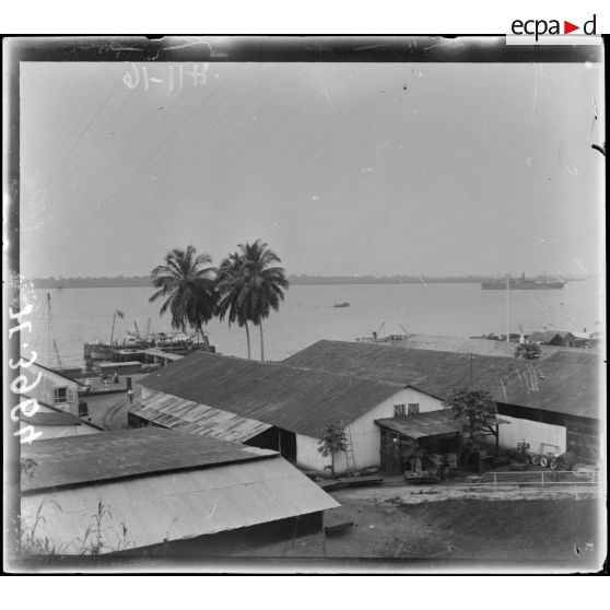 Douala. Vue sur le fleuve Cameroun. [légende d'origine]