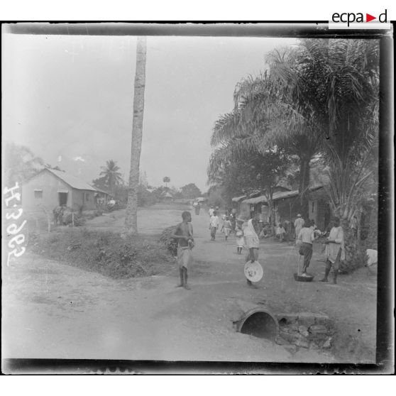 Douala. Village indigène. [légende d'origine]