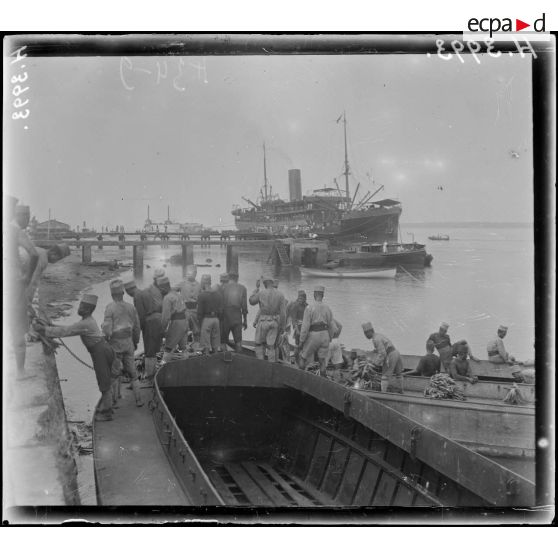 Douala. Les quais, corvée de bananes. [légende d'origine]