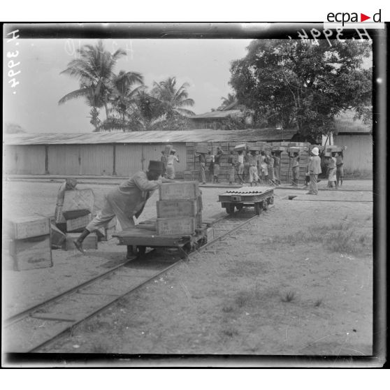 Douala. Intendance. Manipulation des denrées. [légende d'origine]