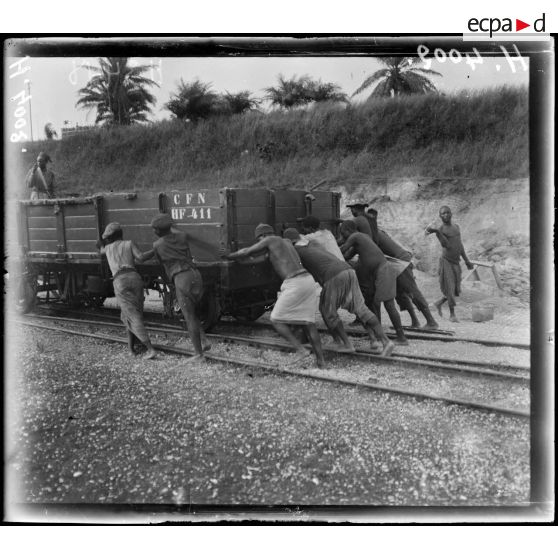 Bonabéri. Manoeuvre sur la voie. [légende d'origine]