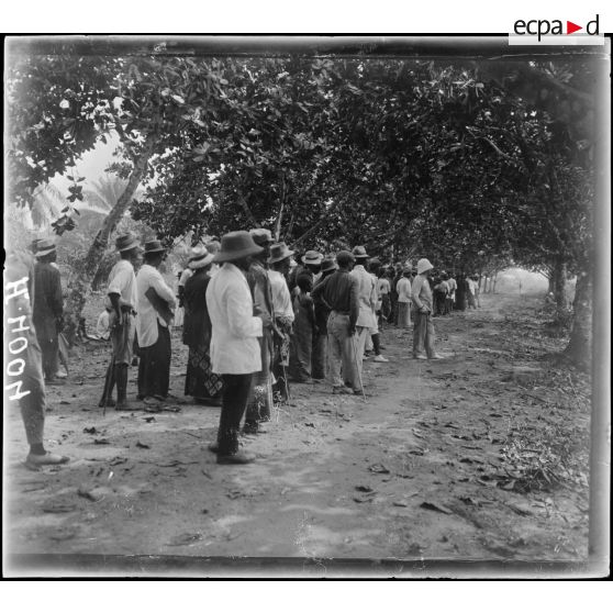 Douala. Indigènes regardant une séance de sorcellerie ; la chèvre qui doit être enlevée. [légende d'origine]