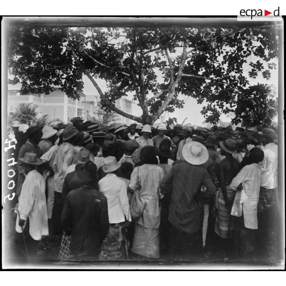 Douala. Indigènes regardant une séance de sorcellerie ; la chèvre qui doit être enlevée. [légende d'origine]