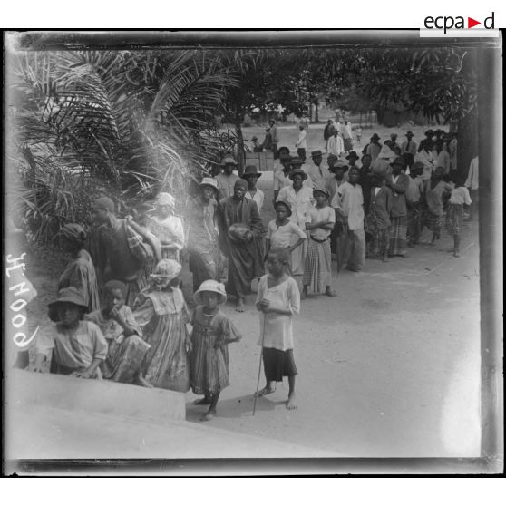 Douala. Les deux sorciers sont emmenés au poste. [légende d'origine]