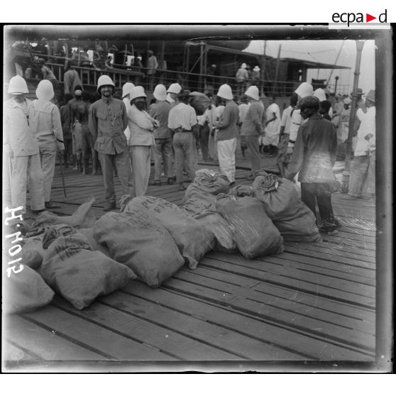 Douala. La "Margareth Elizabeth" a accosté au wharf. Les sacs de courrier de France. [légende d'origine]