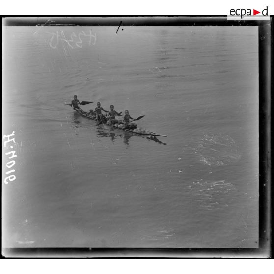 Rives du Wouri. Une pirogue "cocos à vendre". [légende d'origine]