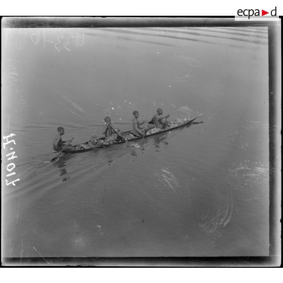 Rives du Wouri. Une pirogue "cocos à vendre". [légende d'origine]