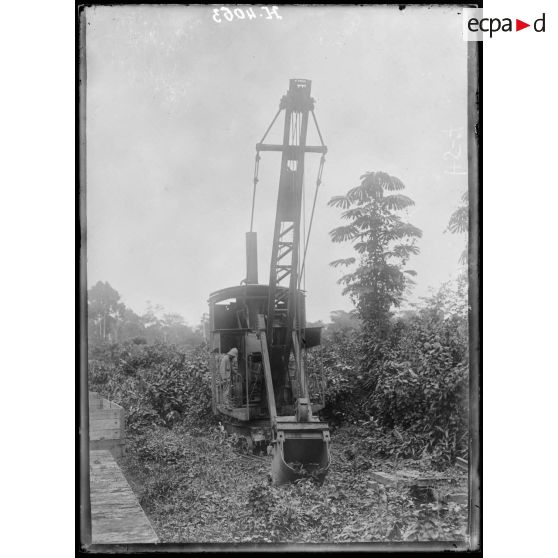 Eséka. Excavateur au bout du rail. [légende d'origine]