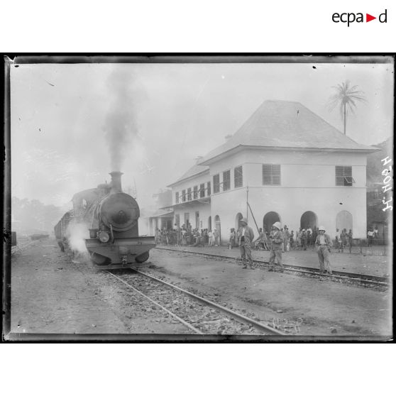 Eséka. La gare. Départ d'un train. [légende d'origine]