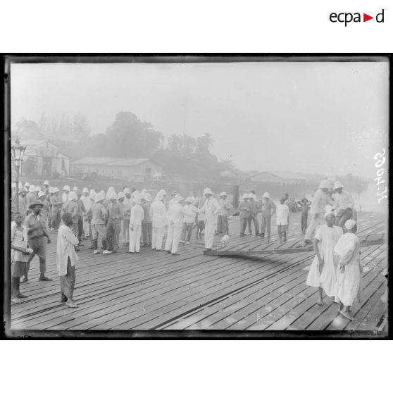 Douala. Le wharf au moment du départ d'un paquebot pour la France. [légende d'origine]