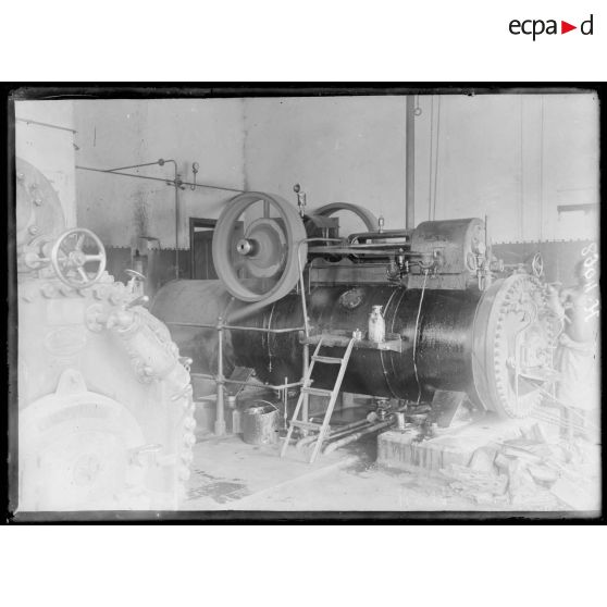 Douala. Usine élévatoire des eaux. Salle des locomobiles. [légende d'origine]