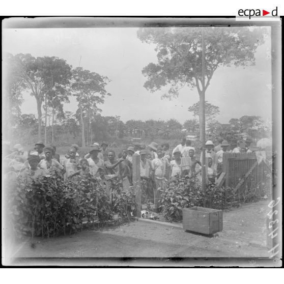 Edéa. Arrivée de voyageurs en gare. [légende d'origine]