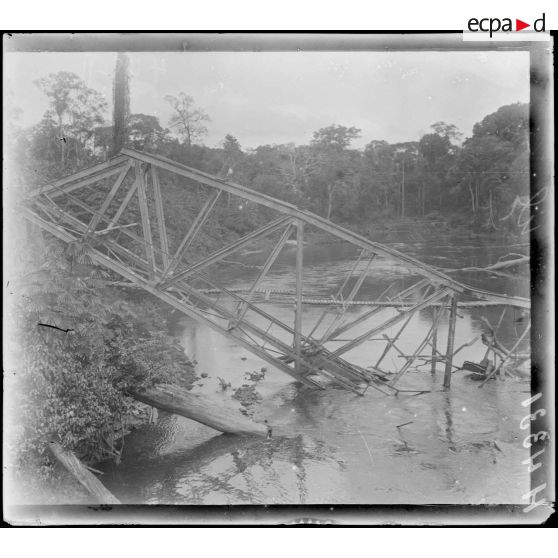 So-Dibanga. Le pont détruit sur la Kélé. [légende d'origine]