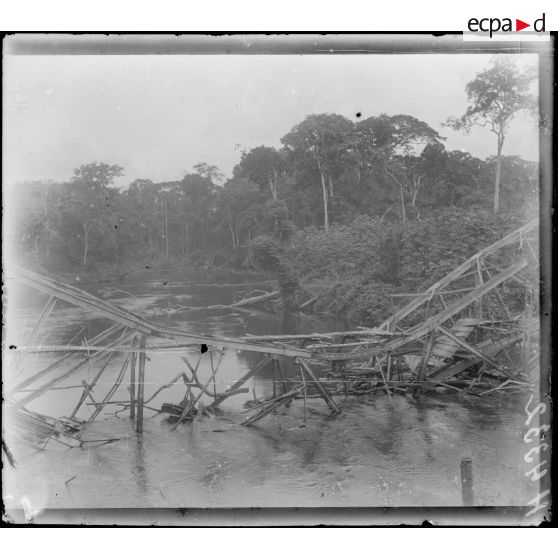 So-Dibanga. Le pont détruit sur la Kélé. [légende d'origine]