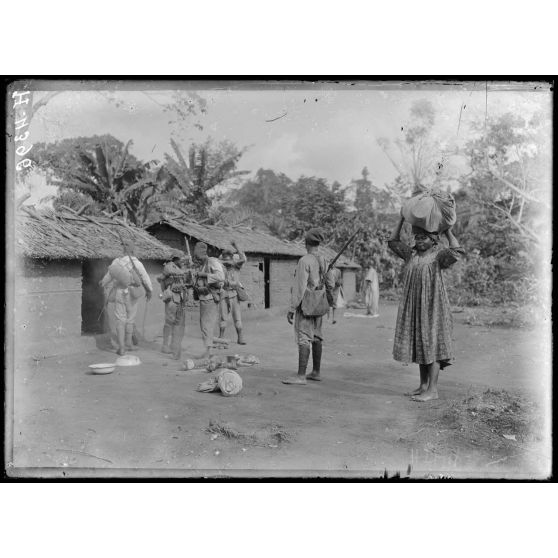 Route de Yaoundé, kilomètre 20. Village de N'Dogo. Tirailleurs d'escorte. [légende d'origine]