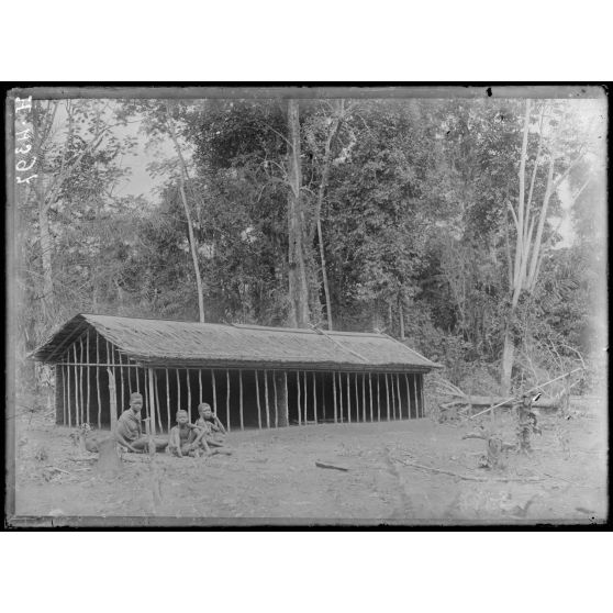 Route de Yaoundé, kilomètre 43. Type de maison de la région (inachevée). [légende d'origine]