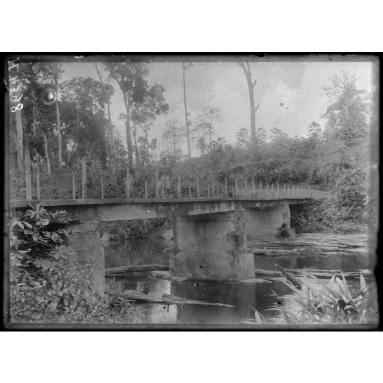 Route de Yaoundé, kilomètre 45. Lengoé. Pont sur la Kélé. [légende d'origine]