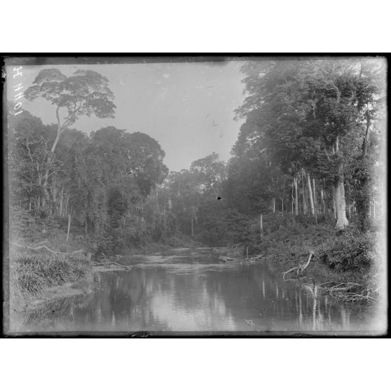 Route de Yaoundé, kilomètre 45, Lengoé. La Kélé en amont du pont. [légende d'origine]