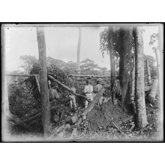 Route de Yaoundé, kilomètre 45, Lengoé. Blockhaus orienté vers le village et la Kelé, S.O. [légende d'origine]