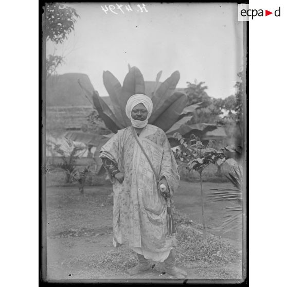 Foumban. Le sultan rendant la justice. [légende d'origine]