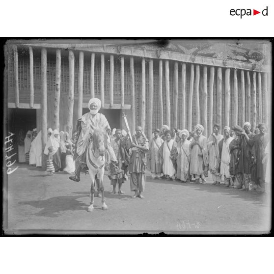 Foumban. Le sultan sortant du quartier royal. [légende d'origine]