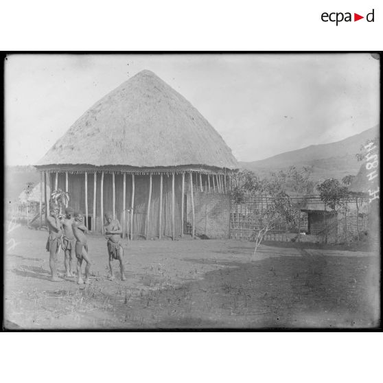 Route de Bana à Fumban. Bangou, un coin du village. [légende d'origine]