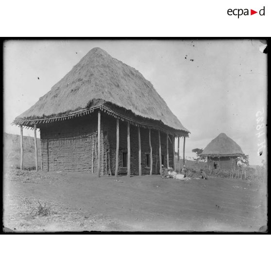 Route de Bana à Fumban. Bangou, type d'une case au village Grasfield. [légende d'origine]