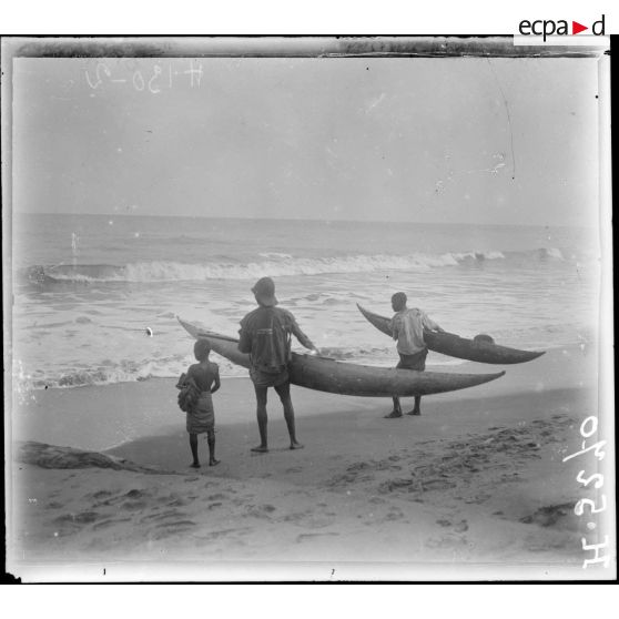 Route de Kribi à Campo. Pêcheurs mettant leurs pirogues à la mer. [légende d'origine]