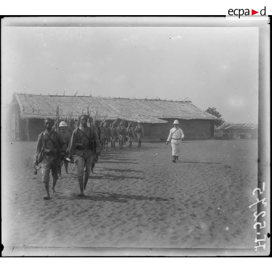 Campo. Manoeuvre des tirailleurs au poste. [légende d'origine]