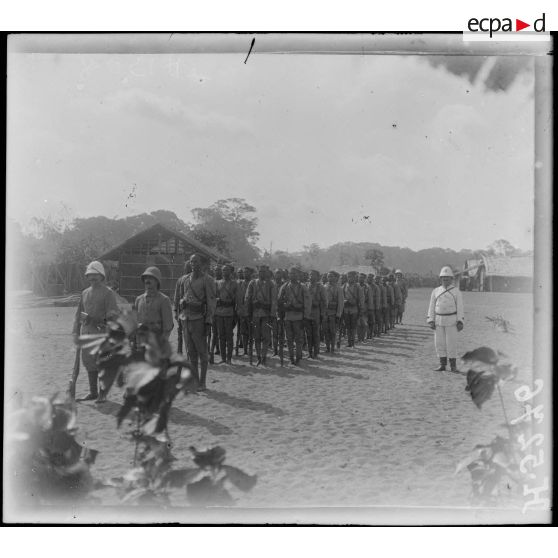 Campo. Manoeuvre des tirailleurs au poste. [légende d'origine]