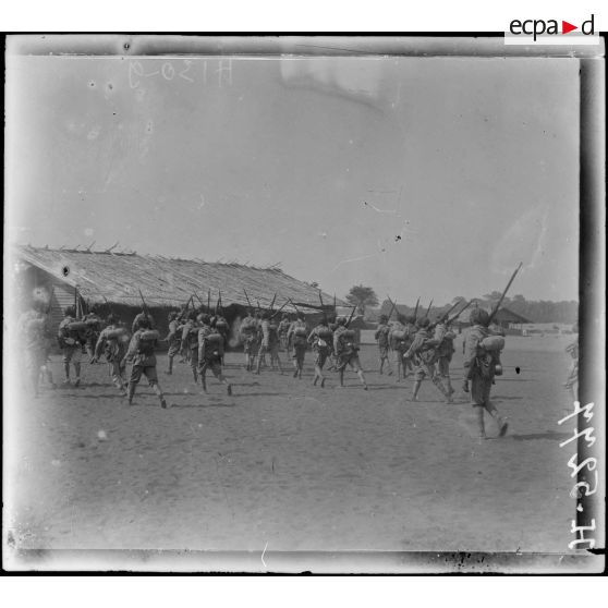 Campo. Manoeuvre des tirailleurs au poste. [légende d'origine]