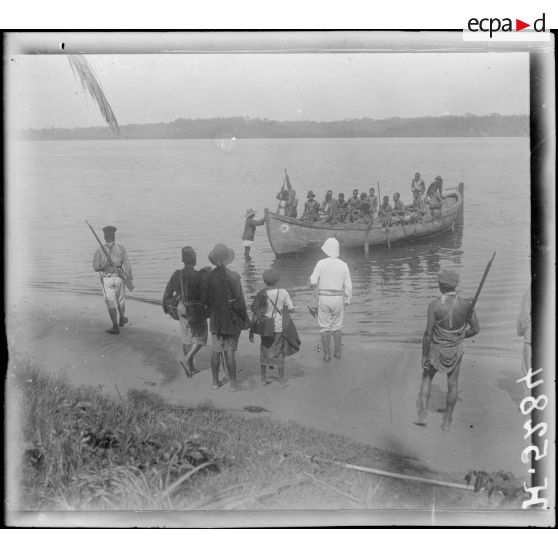 Campo. Embarquement sur les bords du Campo. [légende d'origine]