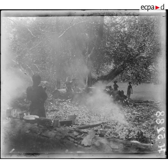 Sur le Campo. Un campement sur la M'Béka. [légende d'origine]