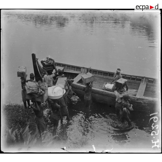 Sur le Campo. Embarquement d'un convoi à Dipikar. [légende d'origine]