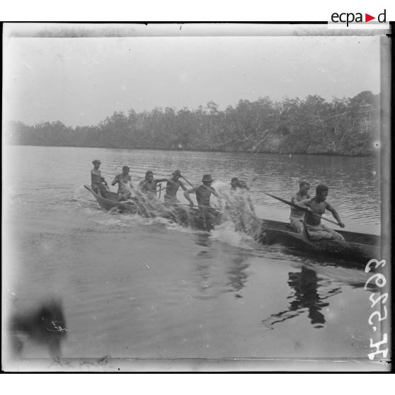 Sur le Campo. Pirogue sur la Bongola. [légende d'origine]