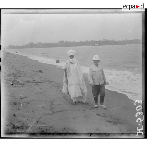 Campo. Le sultan Dalil sur la plage avec le lieutenant commandant la subdivision. [légende d'origine]