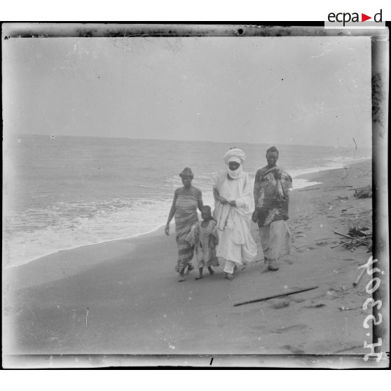 Campo. Le sultan Dalil sur la plage avec ses femmes. [légende d'origine]