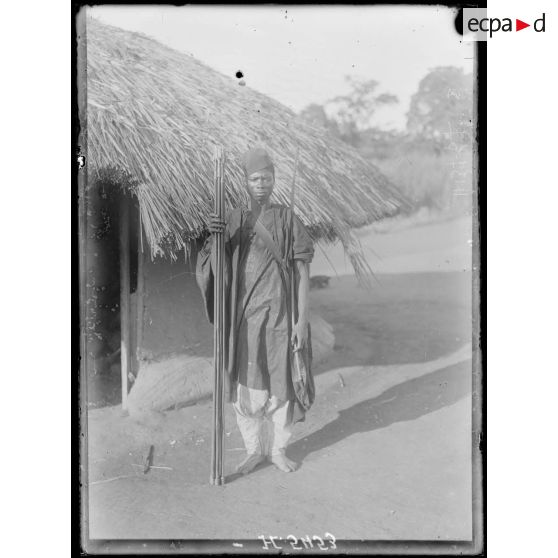 Route de Yaoundé à Yoko. Bilingé-Kombé. Costume de guerre d'un Sanaga. [légende d'origine]