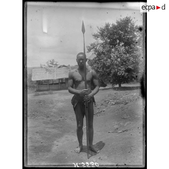 Akonolinga. Type de Vogé-Niengé, homme. [légende d'origine]