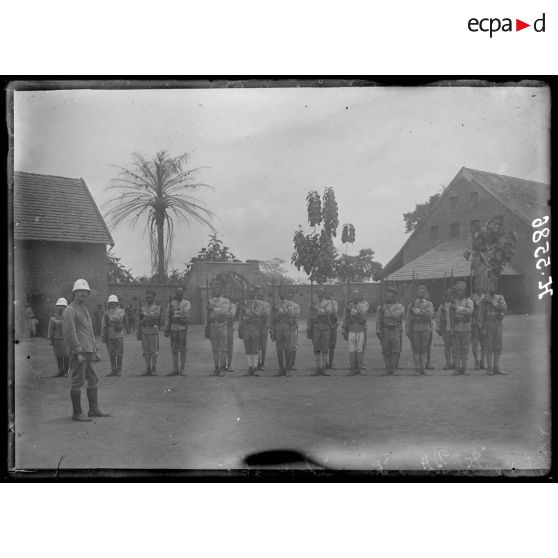 Akonolinga. Tirailleurs à l'exercice dans la cour du poste. [légende d'origine]