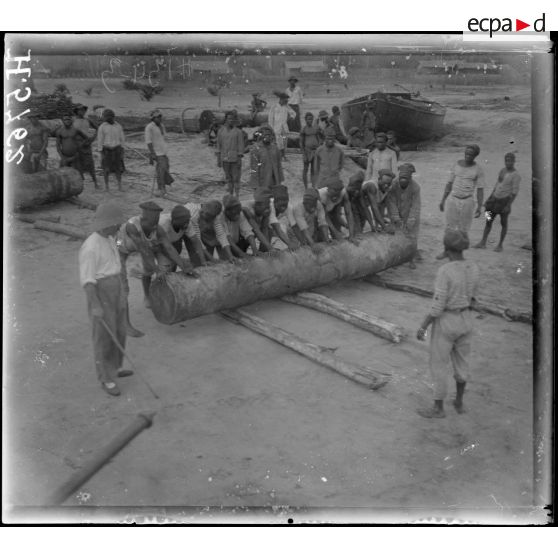 Campo. Embarquement de billes de bois. [légende d'origine]