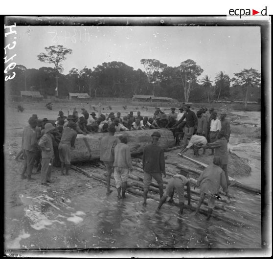 Campo. Embarquement de billes de bois. [légende d'origine]