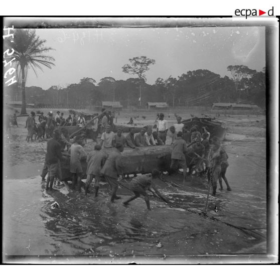 Campo. Embarquement de billes de bois. [légende d'origine]