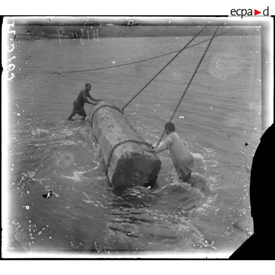 Campo. Embarquement de billes de bois. [légende d'origine]