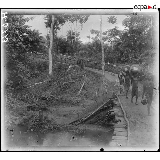 Route d'Eséka à Yaoundé. Un convoi à la rivière Monanda. [légende d'origine]