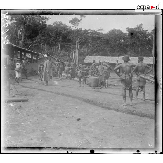 Route d'Eséka à Yaoundé. Entrée du village de Gong Kass Koi. [légende d'origine]