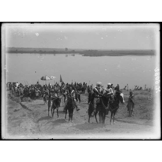 Tibati. Le Lamido de Tibati descendant avec son cortège vers les rives du lac. [légende d'origine]