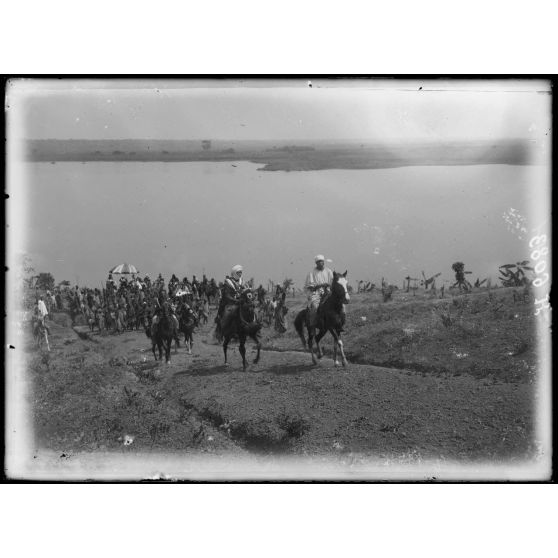 Tibati. Le Lamido de Tibati descendant avec son cortège vers les rives du lac. [légende d'origine]