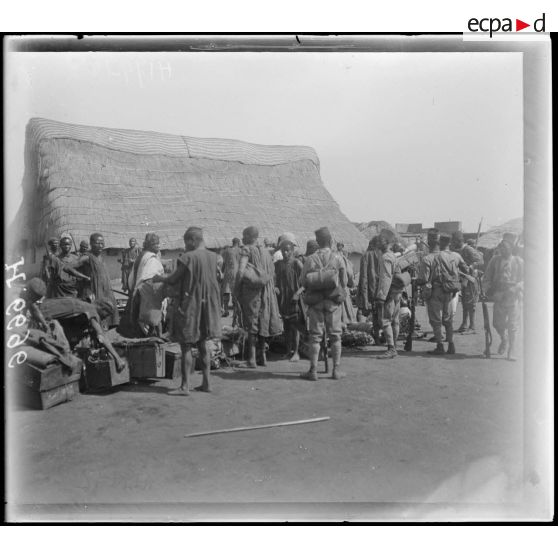 N'Gaoundéré. Arrivée d'un convoi du sud dans la cour du poste. [légende d'origine]